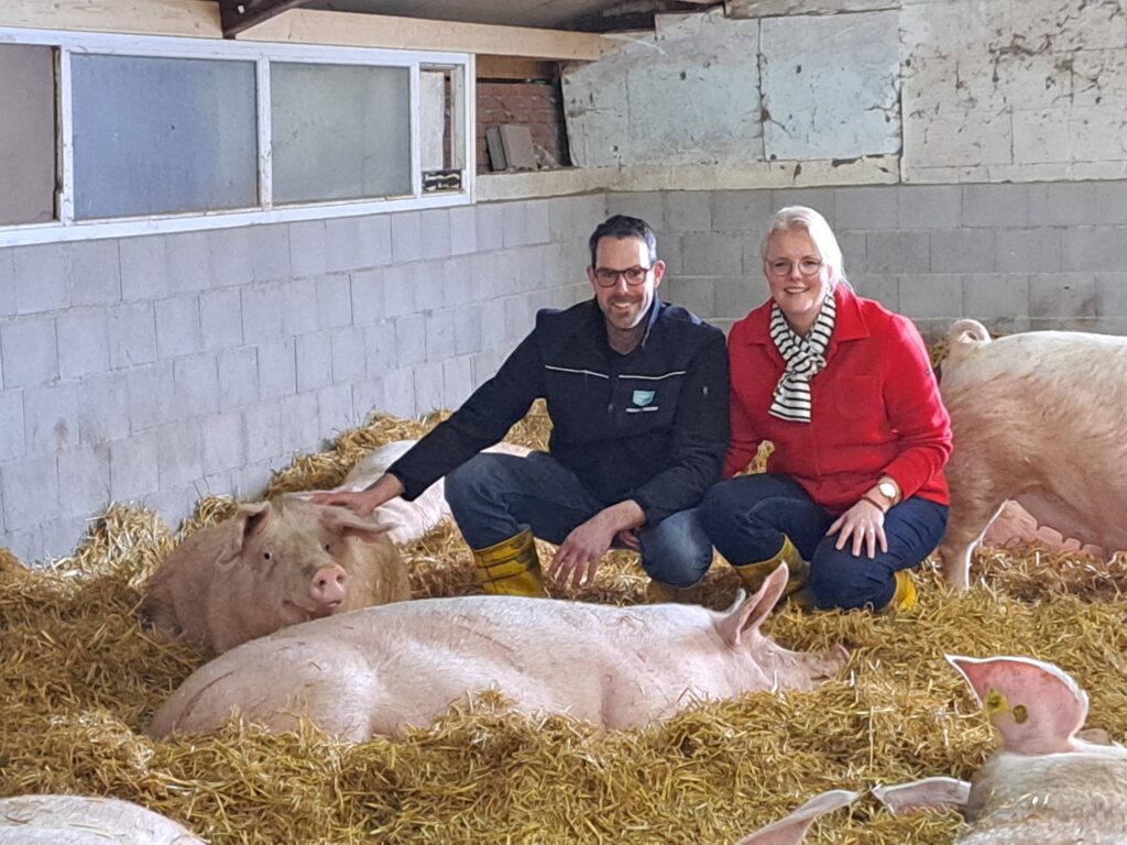 Erik en Marleen de Rond bij hun varkens in het stro